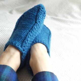 Hello 👋 
This is a little reminder that the introductory discount on #babooshslippers ends today, Dec 10, at midnight in Paris (GMT +1).
They are knit without ever cutting yarn, from casting-on to binding-off, and knit up very quickly! They are perfect for a last-minute gift 🎄 and for lounging 😊
If you don't have bulky yarn in your stash, you can knit them using two yarns to make gauge.  Please check my testknitters' projects 👉 #babooshslippers 

Have a nice Sunday 😀

こんにちは👋
バブーシュのリリース割は本日12月10日パリ時間深夜（日本時間11日午前8時）で終了となります。
作り目から止めまで糸を一度も切らずに編み、あっという間に出来上がります。おうちでくつろぐのにピッタリですよ😊
極太糸が在庫にない方は、引き揃えや2本取りで編まれたテスターさんの作品を、是非参考にして下さいね 👉#babooshslippers 

#strandsoflifedesigns
