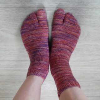 I hope you are not tired of seeing my feet 😬?
I finished a new pair of Tabbies (ankle length this time) with Archangel. Ripping out a beautiful scarf was not easy but I'm really happy with them ❤️🧡💜 
#nonusedfodecluttering
#malabrigosock