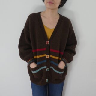 #daisycardigan
大は小を兼ねるので、娘に編んだカーディガンを着てみました🙂私の方が骨格が2回りくらい大きいので、肩の落ち加減が違いますね。
strands of life日本語サイトにカーディガンの紹介の記事をアップしています（プロフィールのリンクからサイトに飛べます）。リリース割引は明日12日パリ時間深夜までです。
This is a picture of Daisy cardigan on me. I'm taller than she is and have broader shoulders, so the cardigan's shoulder falls differently.
And, the introductory discount ends tomorrow (Feb 12) at midnight in Paris.
Ceci est une photo du Daisy cardigan sur moi. Je suis plus grande et plus large d'épaule que ma fille, du coup l'épaule du gilet ne tombe pas pareil. 
Je me permets de vous rappler que la remise de lancement se termine demain le 12 février à minuit, heure de Paris 🙂
#strandsoflifedesigns