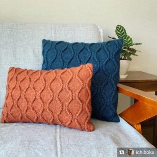 #strandsoflifeedited 
Hi, it's me again 😆 I'm excited to share this gorgeous cushion/pillow cover pattern Autumn Garden 🍂 by Ayano Tanaka @ichiboku !
The cover is knit back and forth and the sides are sewn and the back side is closed with buttons. And this twisty bouncy, plushy cable pattern is both written and charted 👍
You can save 10% until midnight on May 14, Japan time (GMT +9h)!
#knittingtecheditor #technicalediting ##éditiontechnique #編み図テクニカル編集