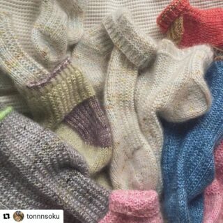 #strandsoflifeedited 
I'm happy to share with you these lovely socks designed by @tonnnsoku 😃
Thermal Tee Socks are simple and warm and for all your family with its 7 sizes! Inspired by the thermal fabric, they are as  relaxing as when you wear a thermal tee, while knitting and wearing them. There are three options to choose from and combine to knit your own socks 🧦
The pattern is available on her Ravelry store.
#knittingtecheditor #technicalediting #éditiontechnique #編み図テクニカル編集